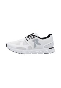 Vit sportskor med meshupp, svarta snören och grå detaljer. Har en tjock sula med ett strukturerat mönster för grepp och stabilitet.