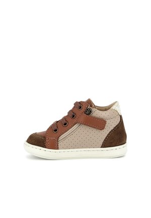 Basket montante pour enfant avec côtés perforés beige, accents en daim et cuir marron, lacets multicolores, fermeture éclair et semelle blanche.