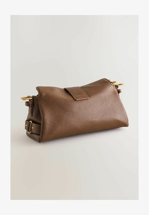 Braune Leder-Clutch mit strukturierter Oberfläche, ausgestattet mit einem magnetischen Klappverschluss und goldfarbenen Hardware-Elementen. Kompakte rechteckige Form.