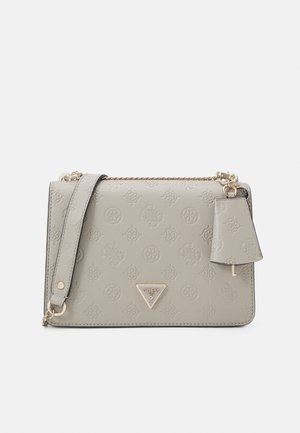 Sac à main Guess gris clair avec motifs embossés, bandoulière en chaîne dorée et logo métallique triangulaire sur le devant avec étiquette assortie attachée.