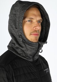 Giacca a vento nera con cappuccio grigio, caratterizzata da un design testurizzato, cordoncino regolabile e chiusura con zip.