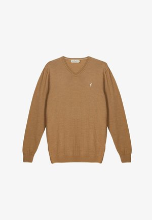 Pull camel brun à manches longues avec col en V, poignets et ourlet côtelés, arborant un petit logo blanc brodé sur la poitrine gauche.
