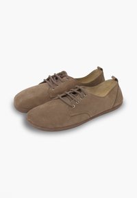 Paire de chaussures décontractées en daim marron à lacets, avec bouts ronds et languettes à l'arrière, présentées sur fond blanc.