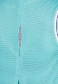 T-shirt de sport en turquoise clair fabriqué en maille respirante avec une fente latérale et des détails de piping. Motif texturé sur tout le tissu.