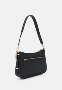 Czarna, teksturowana torebka z zamykaną na suwak przednią kieszenią, złotymi elementami i regulowanym paskiem na ramię. Gładkie wykończenie, zakrzywiony kształt.