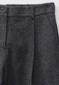 Pantalons texturés bleu foncé avec un motif moucheté, dotés d'une fermeture à bouton à la taille et d'une coupe droite soignée.