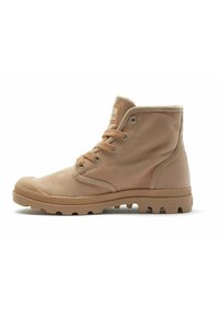 Stivaletto in canvas beige con punta in gomma, chiusura con lacci e pannelli laterali testurizzati. Presenta una suola decorata per migliorare la trazione.