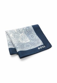 Fazzoletto da taschino in seta blu navy con intricati motivi floreali e paisley bianchi; presenta un logo "BOSS" marchiato nell'angolo in basso.