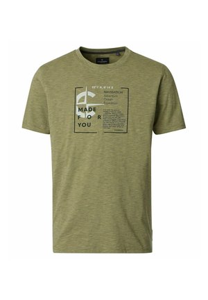 Olivgrünes T-Shirt mit kurzen Ärmeln, feinen horizontalen Streifen und einem schwarz-weißen, navigationsbezogenen Motiv auf der Brust.