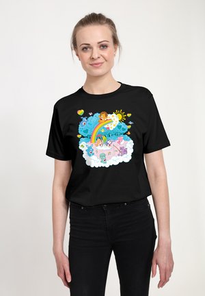 T-shirt nera con un design cartoon colorato che presenta un leone, un arcobaleno, nuvole e vari animali carini in colori vivaci e dettagli giocosi.