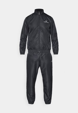 Svart helzip-jakke og matchende joggebukse med elastiske mansjetter, med hvit Sergio Tacchini-logo på venstre bryst og venstre lår.