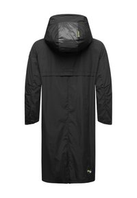 Svart regnjacka med huva, långa ärmar och rak passform. Tillverkad av lätt, vattenavvisande material med en liten logodetalj.