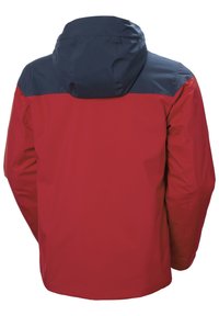 Veste imperméable rouge avec une section supérieure et une capuche bleues. Texture lisse, couverture complète et caractéristiques ajustables sur la capuche et les poignets.