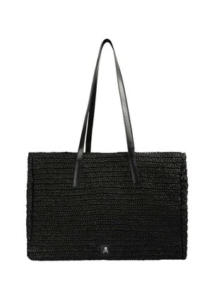 Bolso tote rectangular tejido negro con dos asas largas de cuero y un pequeño parche con el logo de una calavera y tibias cruzadas en el centro delantero.