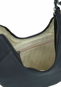 Bolso de cuero negro con forma curva, exterior texturizado y un interior beige que incluye un bolsillo con cremallera y un patrón con el logo de la marca.