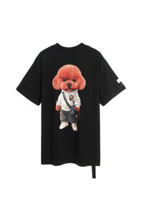 Camiseta negra con un gran gráfico de un perro rojo esponjoso que lleva una sudadera blanca y pantalones grises, con detalles de correa y zapatillas.