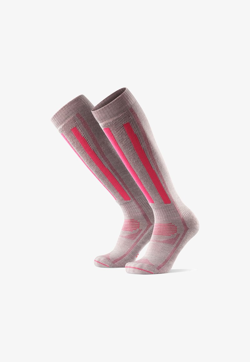 Calcetines hasta la rodilla en gris claro con rayas y patrones verticales en rosa. Fabricados con un material texturizado y elástico para mayor comodidad y ajuste.