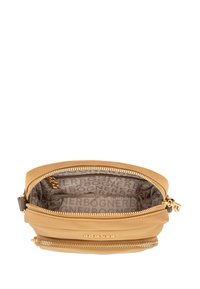 Borsa a tracolla in pelle color cuoio con chiusura a zip, dotata di un interno foderato con un motivo a logo ripetuto e una tasca esterna con zip.