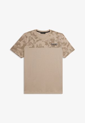 T-shirt beige avec un motif camouflage sur la partie supérieure, col rond, manches courtes et petit logo sur la poitrine.