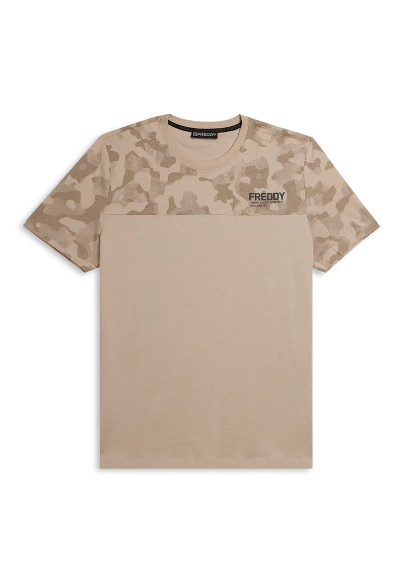 Camiseta beige con estampado de camuflaje en la parte superior, cuello redondo, mangas cortas y un pequeño logo en el pecho.