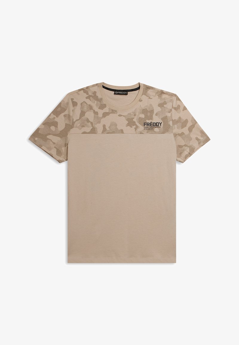 Camiseta beige con estampado de camuflaje en la parte superior, cuello redondo, mangas cortas y un pequeño logo en el pecho.