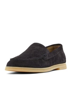 Schwarzer Slip-on-Loafer aus Wildleder mit hellbeiger Gummisohle und mocassinartiger Naht auf weißem Hintergrund.