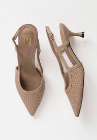 Punta da scarpa beige con tacco a kitten e un motivo intrecciato testurizzato. Presenta un tacco stretto e una chiusura regolabile sulla cinghia.