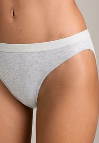 Šedé trenýrky s jemnou texturou a lehkým elastickým pásem, na kterém je vyraženo jméno značky "OYSHO". Jednoduchý a minimalistický design.