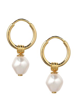 Goldene Creolen, jeweils mit einem einzelnen, unregelmäßig geformten weißen Perlenanhänger, der unten hängt.