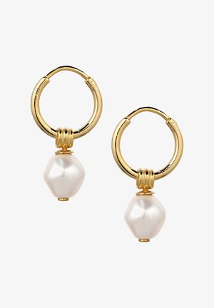 Guld øreringe med ringe, hver med en enkelt hvid, uregelmæssigt formet perle, der hænger fra bunden.