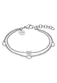 Bracciale argento a doppio strato con charm a forma di cuore, uno con una decorazione in cristallo, e una chiusura con catena regolabile e etichetta.