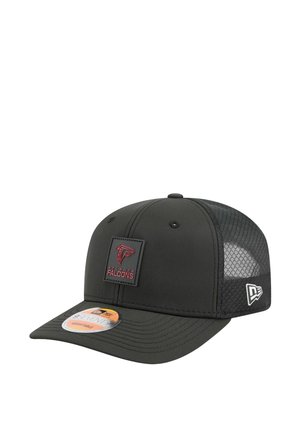 Schwarze Kappe mit Netzrücken, versehen mit einem rechteckigen Badge mit dem Atlanta Falcons-Logo in Rot und Weiß. Der Schirm ist leicht gebogen.