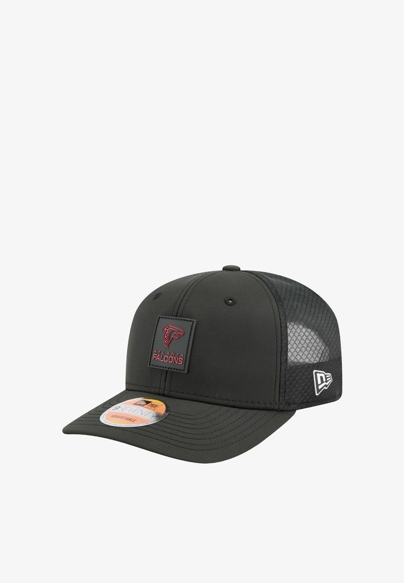 Casquette noire avec un dos en filet, présentant un insigne rectangulaire avec le logo des Atlanta Falcons en rouge et blanc. La visière est légèrement incurvée.