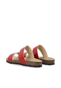 Rode patenten leren sandalen met twee brede kruisbanden, kurk voetbed en rubberen outsole. Ontwerp zonder achterkant met een gladde afwerking.