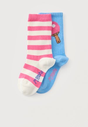 Dwie dziecięce skarpetki obok siebie, jedna w różowo-białe paski, druga niebieska z różowym wzorem rakietki do ping-ponga.