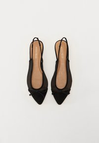 Melnas slingback ar pieliekamām apaviem ar smailu purngalu, ar zamšādas apdari, caurspīdīgu acs paneļa un loku akcents pie purngala. Iekšpuse ir bēša.