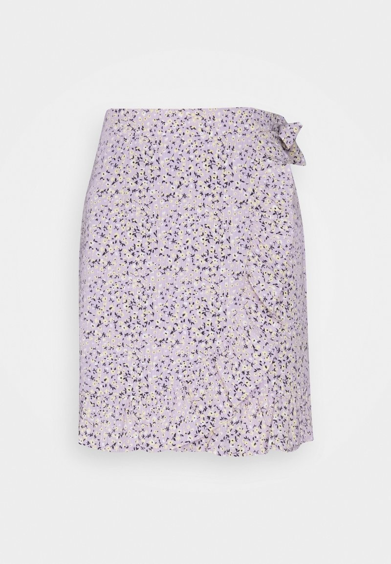 Jupe portefeuille lilas avec un petit imprimé floral jaune, blanc et violet foncé, présentant un détail de nœud sur le côté.