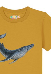 Gelbes Baumwoll-T-Shirt mit einem detaillierten und texturierten Design eines Blauwals, einschließlich Schattierungen von Blau und Grau auf dem Wal.