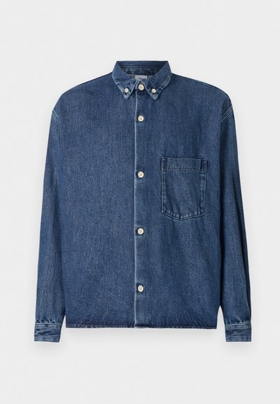 Mørkeblå denimskjorte med lange ermer, knapp-ned krage, brystlomme og knappeåpninger foran. Myk tekstur og avslappet design.