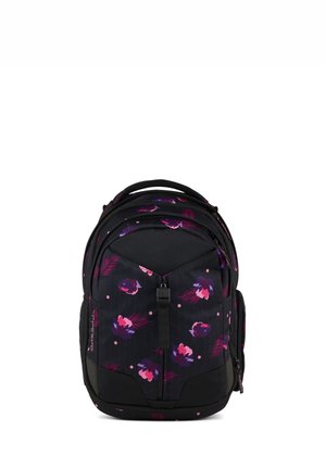 Schwarzer Rucksack mit einem floralen Muster in Lila und Pink, mit einer strukturierten Oberfläche, dualen Reißverschlussfächern und gepolsterten Schultergurten.