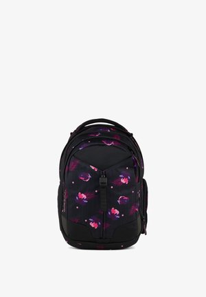 Mochila negra con un estampado floral en púrpura y rosa, con una superficie texturizada, compartimentos con doble cremallera y correas de hombro acolchadas.
