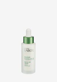 Bouteille de sérum en verre clair avec un compte-gouttes blanc et un capuchon vert. L'étiquette présente "Doctor Babor" et les détails du produit en texte vert.