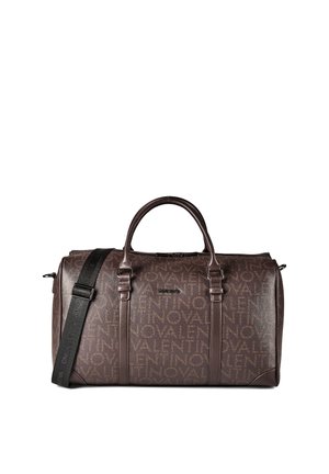 Borsa da viaggio marrone Valentino con motivo logo in rilievo, manici arrotolati e tracolla nera regolabile.