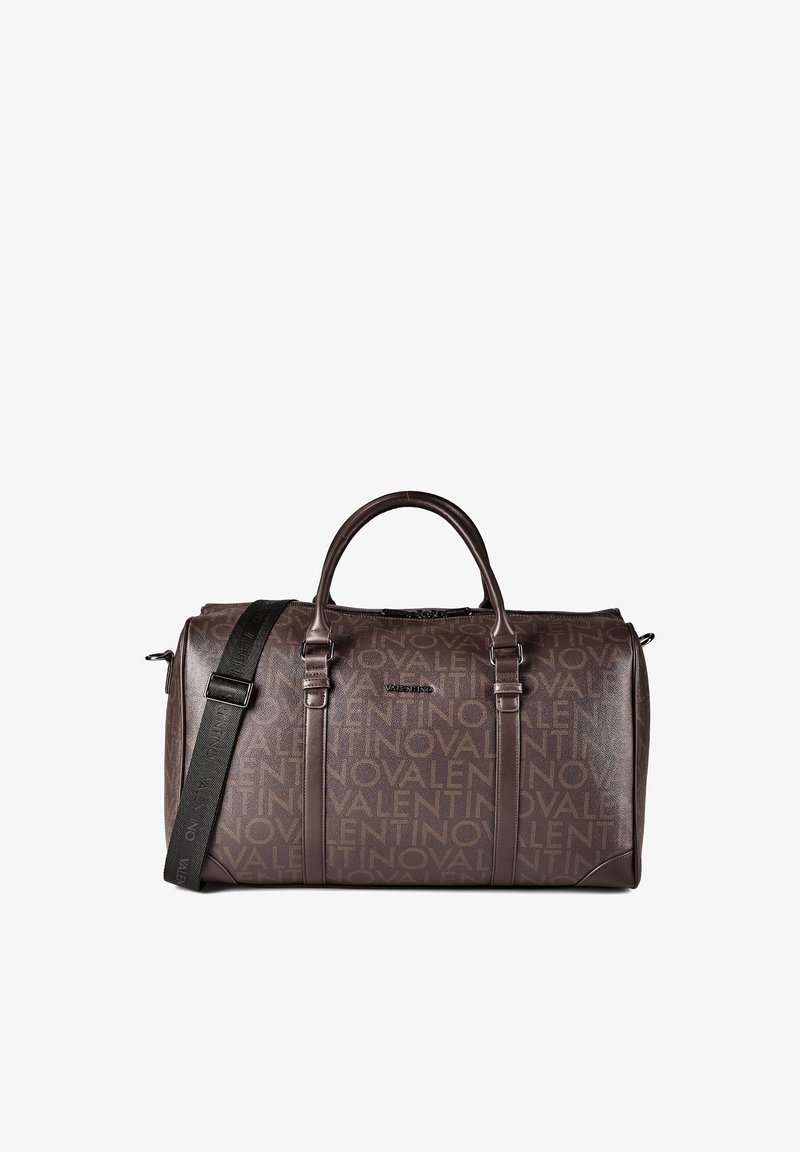 Καφέ τσάντα duffel Valentino με ανάγλυφο μοτίβο λογότυπου, κυλινδρικές λαβές και ρυθμιζόμενο μαύρο ιμάντα ώμου.
