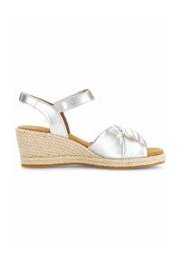 Silberne metallische Keil-Sandalen mit einem geknoteten Frontdesign, gewobener Jute-Zwischensohle und einem verstellbaren Knöchelriemen für einen sicheren Sitz.