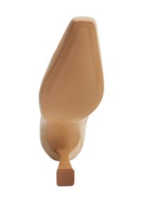 Nude szpilka na kwadratowym słupku. Gładka powierzchnia z zaokrąglonym noskiem oraz elastyczną, teksturowaną podeszwą zapewniającą przyczepność.