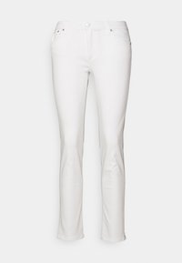 Jean de denim blanco con un diseño ajustado, cinco bolsillos y acentos de metal. La tela tiene una textura suave y un ligero estiramiento.