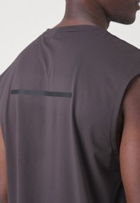 ICANIWILL STRIDE SLEEVELESS MEN - Top - charcoal