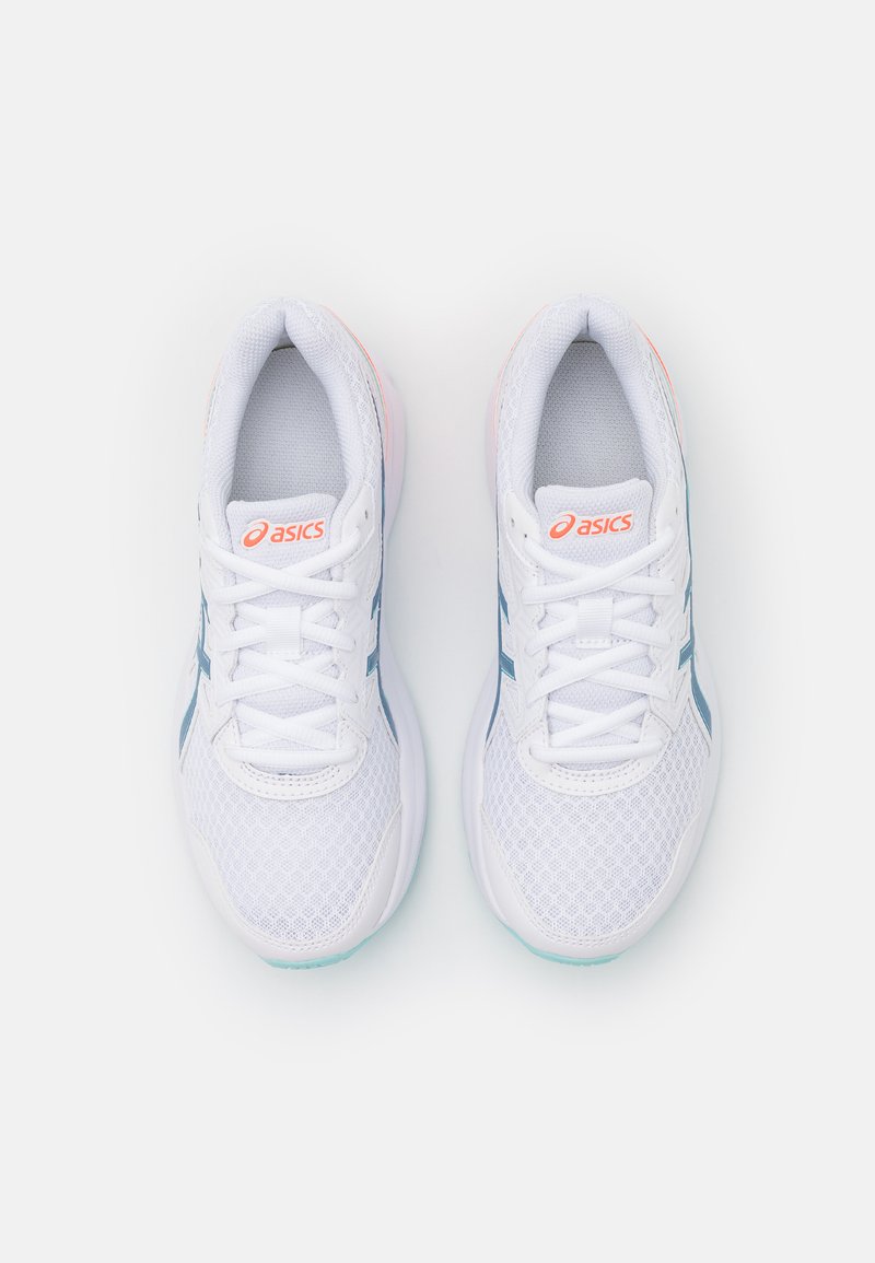 Scarpe sportive bianche con tomaia in mesh, accenti blu e dettagli rosa. Presentano un design strutturato con suola ammortizzata e lacci.