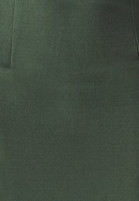 Dunkelgrüner, strukturierter Rock aus glattem Stoff, mit einer subtilen Textur und ohne sichtbare Muster, Nähte oder Akzente.